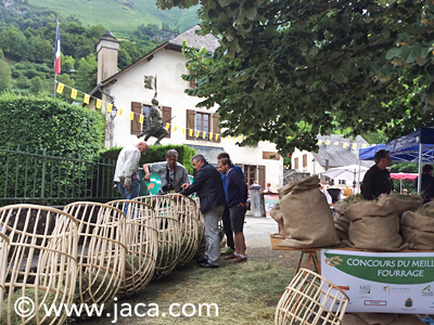 Con cerca de 90 expositores entre productores de queso y otros productos de la granja y artesanos, la feria toma las calles y plazas de la localidad de Etsaut en el Valle de Aspe en una jornada festiva que cuenta con un extenso programa de actividades con degustaciones y concursos de queso, esquileo de ovejas (con la participación del público), demostración de fabricación de queso, bailes (con el imprescindible “bal gascón”) y música tradicional, animación callejera, juegos para los niños y exposiciones…