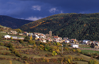 Jasa es una pequeña localidad de la Jacetania, con 98 habitantes, donde ya está todo listo para la fiesta del folclore pirenaico. Se ha dispuesto una zona de acampada y aparcamiento, así como itinerarios para circular hacia Hecho y Aragüés (ver pdf). También el domingo, como servicio complementario, se prepararán migas de pueblo con chorizo, cerveza y café en la carpa (10 €). 