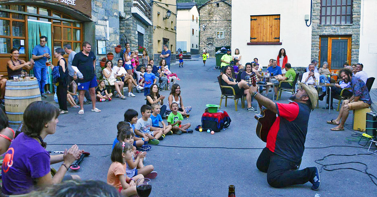 Desde el jueves 26, el IX Festival de Música Callejera de Villanúa llenará todos los rincones de música, con cerca de una decena de intérpretes que ofrecerán sus actuaciones a lo largo de la jornada, alternando los escenarios. Una actividad gratuita que viene a completar el extenso programa de actividades veraniegas, que estos días también coincide con la Semana de la Prehistoria, visitas a las cuevas, ecoparque… 