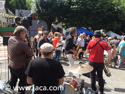 Con cerca de 90 expositores entre productores de queso y otros productos de la granja y artesanos, la feria toma las calles y plazas de la localidad de Etsaut en el Valle de Aspe en una jornada festiva que cuenta con un extenso programa de actividades con degustaciones y concursos de queso, esquileo de ovejas (con la participación del público), demostración de fabricación de queso, bailes (con el imprescindible “bal gascón”) y música tradicional, animación callejera, juegos para los niños y exposiciones…