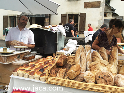 Con cerca de 90 expositores entre productores de queso y otros productos de la granja y artesanos, la feria toma las calles y plazas de la localidad de Etsaut en el Valle de Aspe en una jornada festiva que cuenta con un extenso programa de actividades con degustaciones y concursos de queso, esquileo de ovejas (con la participación del público), demostración de fabricación de queso, bailes (con el imprescindible “bal gascón”) y música tradicional, animación callejera, juegos para los niños y exposiciones…