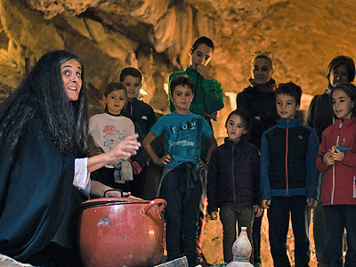 Las Güixas vuelven a la cueva de Villanúa