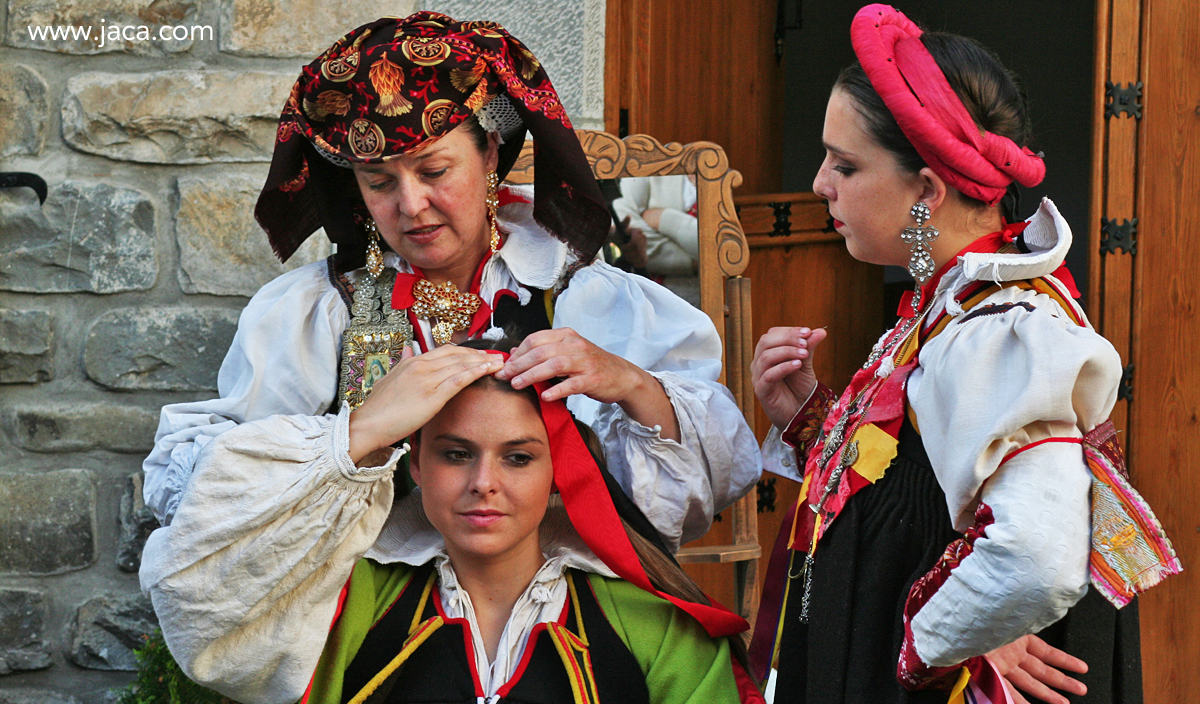 El domingo 26 tenemos una cita con el Pirineo y sus tradiciones en Ansó, dónde se celebra la 48 edición del Día del Traje, Fiesta de interés turístico Nacional desde 2011. Una jornada festiva alrededor del traje, pero también de las costumbres ansotanas que convierten la localidad de la Jacetania en un etnomuseo al aire libre.