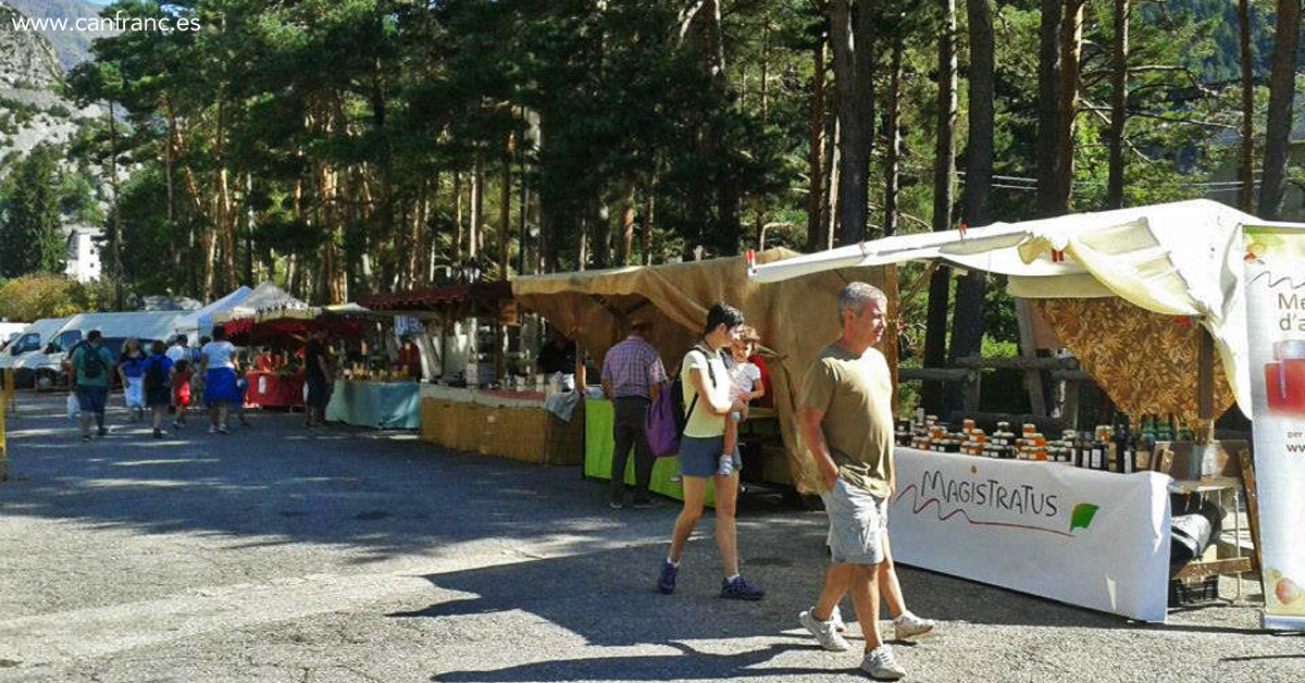 Además de las propuestas de productores de ambos lados del Pirineo, los que acudan este fin de semana a Canfranc podrán disfrutar de actividades para todos los públicos: infantiles con “Don Cucharón”, presentación del libro “Escuchetes” y taller de elaboración de “Tacos veranos”, o la preparación de una tortilla de 300 huevos en la Plaza del Ayuntamiento. 