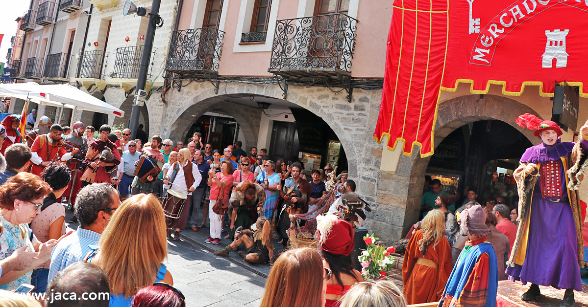 ¿Quieres ver cosas extraordinarias? La última semana de agosto, Jaca volverá a transformarse en un mercado medieval de las tres culturas —cristiana, musulmana y hebrea— que desde las 10.30 hasta la noche ofrecerá animación callejera, gastronomía, artesanía, zonas de juegos para niños, oficios y actuaciones para sorprendernos y trasladarnos al medievo.