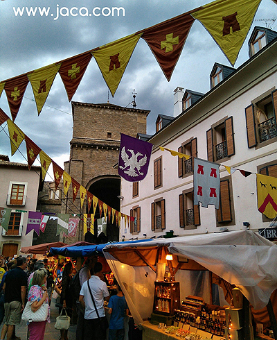 El "mercado de las tres culturas", que recuerda la actividad mercantil en la ruta jacobea, contará con la presencia de artesanos y maestros de antiguos oficios en alrededor de un centenar de puestos y paradas. 