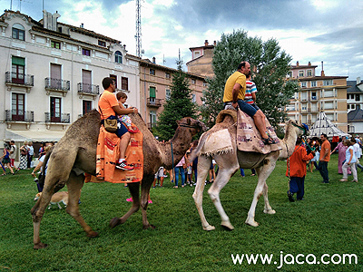 El "mercado de las tres culturas", que recuerda la actividad mercantil en la ruta jacobea, contará con la presencia de artesanos y maestros de antiguos oficios en alrededor de un centenar de puestos y paradas. 