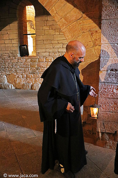 Los últimos monjes del Monasterio Viejo, San Voto que descubrió la gruta dónde reposaba Juan de Atarés, el abad que guardó el Santo Grial, el Maestro cantero de Agüero (o de San Juan de la Peña) que talló los capiteles y el Conde de Aranda, son algunos de los personajes que nos acompañarán durante la visita teatralizada que recorre el Monasterio Viejo de San Juan de la Peña, al tiempo que repasan su historia…