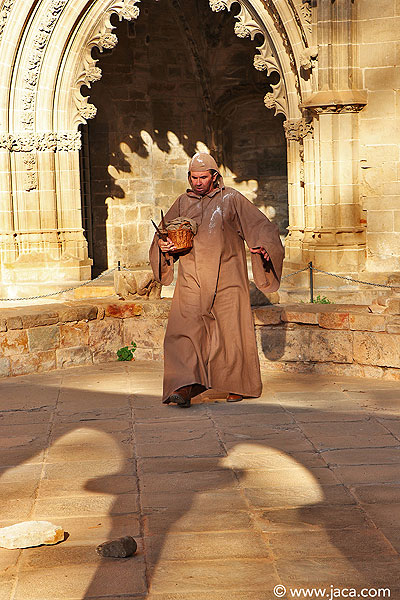 Los últimos monjes del Monasterio Viejo, San Voto que descubrió la gruta dónde reposaba Juan de Atarés, el abad que guardó el Santo Grial, el Maestro cantero de Agüero (o de San Juan de la Peña) que talló los capiteles y el Conde de Aranda, son algunos de los personajes que nos acompañarán durante la visita teatralizada que recorre el Monasterio Viejo de San Juan de la Peña, al tiempo que repasan su historia…