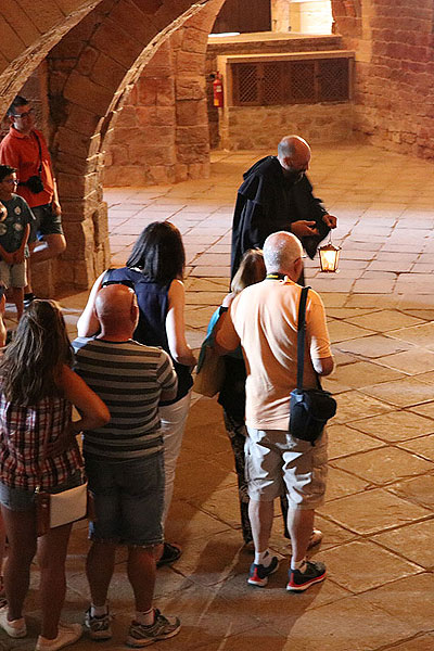 Los últimos monjes del Monasterio Viejo, San Voto que descubrió la gruta dónde reposaba Juan de Atarés, el abad que guardó el Santo Grial, el Maestro cantero de Agüero (o de San Juan de la Peña) que talló los capiteles y el Conde de Aranda, son algunos de los personajes que nos acompañarán durante la visita teatralizada que recorre el Monasterio Viejo de San Juan de la Peña, al tiempo que repasan su historia…