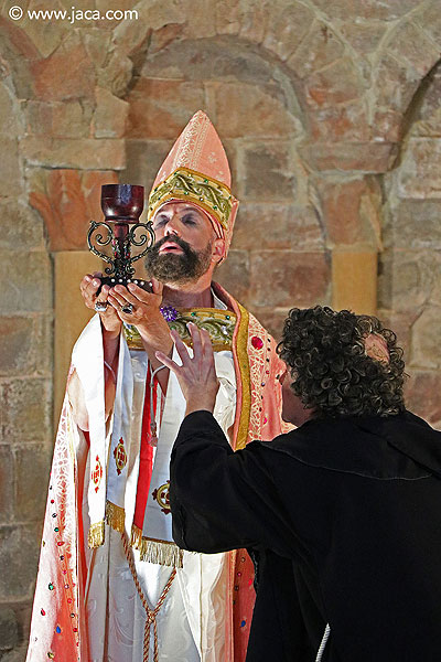 Los últimos monjes del Monasterio Viejo, San Voto que descubrió la gruta dónde reposaba Juan de Atarés, el abad que guardó el Santo Grial, el Maestro cantero de Agüero (o de San Juan de la Peña) que talló los capiteles y el Conde de Aranda, son algunos de los personajes que nos acompañarán durante la visita teatralizada que recorre el Monasterio Viejo de San Juan de la Peña, al tiempo que repasan su historia…