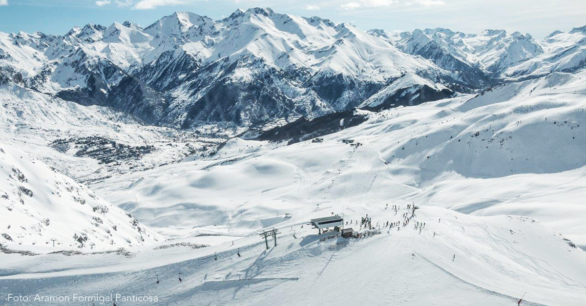 Todas las estaciones de esquí aragonesas (Astún, Candanchú, Cerler y Formigal-Panticosa, Javalambre y Valdelinares) se unen en un mismo abono de temporada, alcanzando los 390 kilómetros y convirtiéndose en el mayor dominio del país.