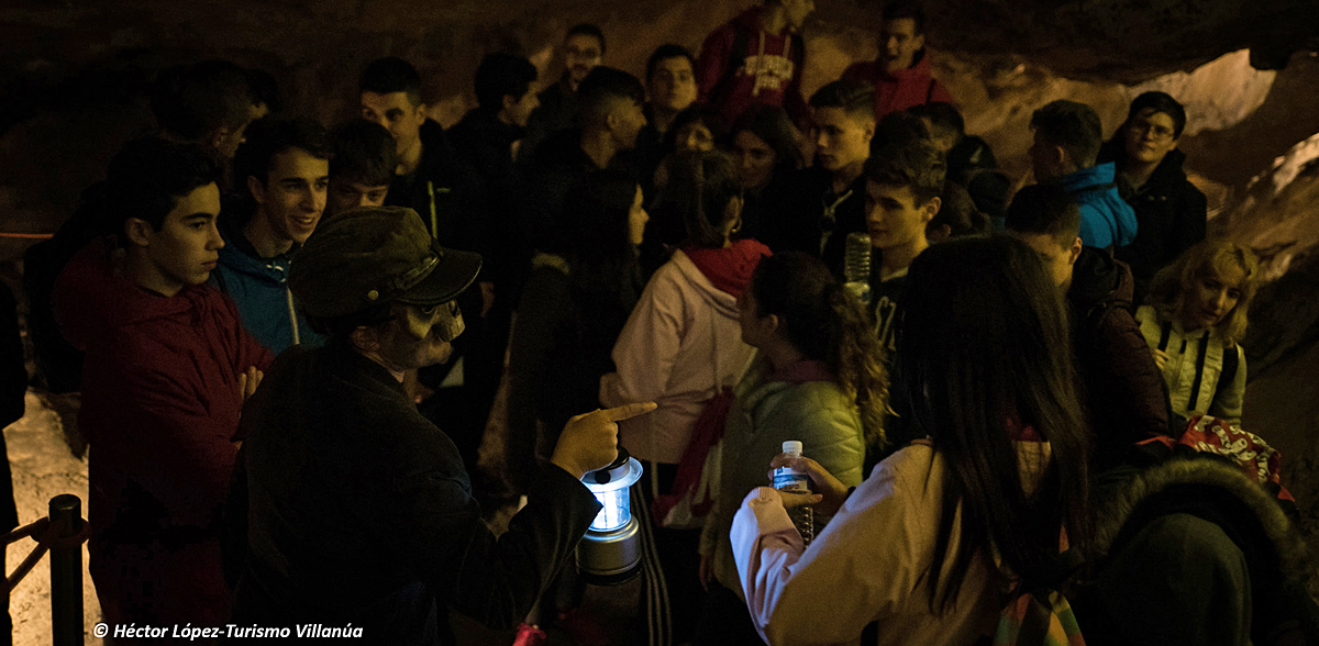 Villanúa también está dispuesta para un Puente de Noviembre “terrorífico”, con visitas teatralizadas a las Cuevas para niños y adultos (imprescindible reservar), actividades de pintaras, conciertos, Noche de ánimas y “Vampirismo” con Nacho Navarro… De hecho, la buena recepción del programa ha obligado ampliar horarios y traslar el lugar de algunas de las propuestas. 