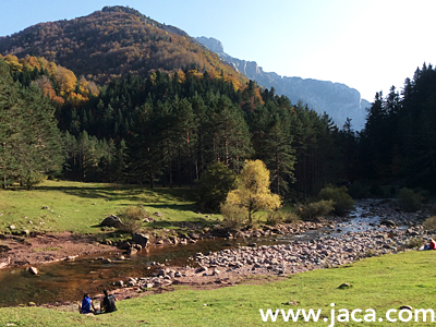 Llega octubre y Jaca y sus montañas nos ofrecen un buen número de propuestas para disfrutar del próximo puente del Pilar, patrimonio, gastronomía, montaña y naturaleza... ¿te vienes a la Jacetania, en Pirineos?