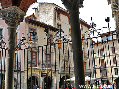 Este fin de semana se ha previsto una visita medieval a Jaca, gratuita, para niños de 6 a 12 años con la que podrán descubrir cómo se vivía en el medievo, el contexto histórico y el arte de esa época, en unas visitas adaptadas a un público más joven. 