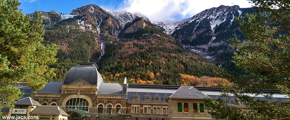 Visita la Estación Internacional de Canfranc y descubre su espectáculo nocturno de luz y sonido