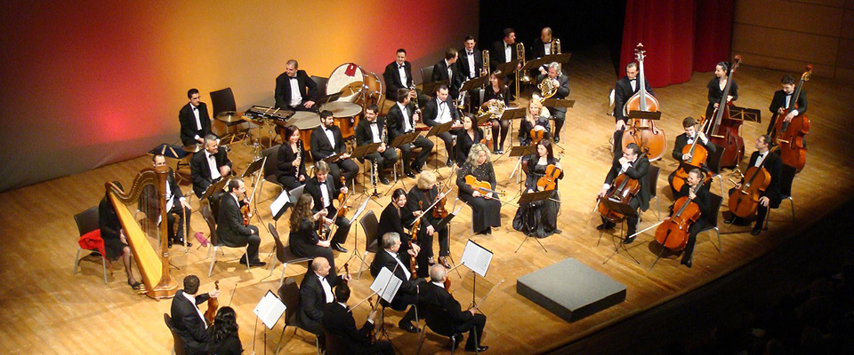Y además de los belenes la agenda para estas fechas incluye conciertos de las corales, bandas y agrupaciones musicales de la Jacetania. Además de los casi veinte conciertos gratuitos que recorreran las iglesias y escenarios de Jaca y la Jacetania, el sábado 29 tendrá lugar la Gala a beneficio de la Cruz Roja (con el grupo folclórico “La Val d’Echo”) y el día 4, el tradicional concierto de Año nuevo con la Strauss European Orchestra que interpretará su selección “El Vals y el Cine”, ambos en el Palacio de Congresos de Jaca.