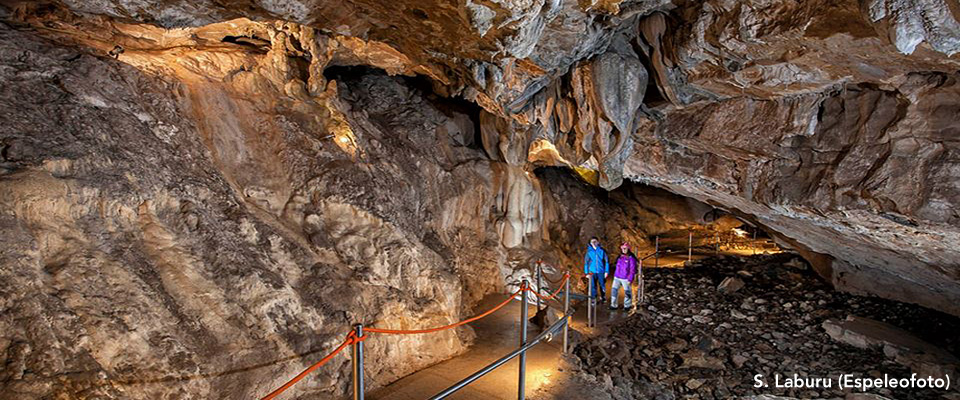 La Cueva de las Güixas, situada a los pies de Collarada, nos permite disfrutar de un increíble escenario de estalactitas, estalagmitas, coladas... Adéntrate en el mundo subterráneo de esta gruta, lugar de reunión para brujas y sanadoras según cuentan las leyendas de la zona y calabozo o refugio de militares en diferentes épocas... Visita para todas las edades, con reserva en Turismo de Villanúa.