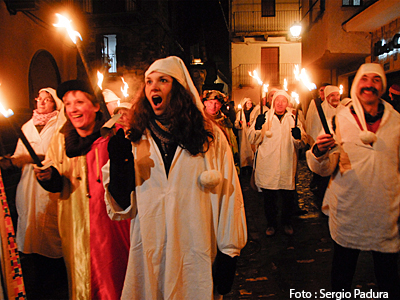 A las 18 h. del sábado 28 tendrá lugar la recepción a la comitiva francesa que realizará un desfile por la calle Mayor y dará comienzo a la teatralización y encuentro con el Rey del Carnaval.