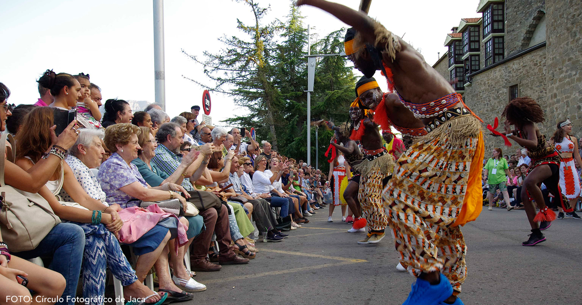 El acto durante el que se proyectaron imágenes de distintos momentos del Festival, desde su inicio hasta la edición de 2017, incluyó también la actuación de un grupo procedente de Méjico —probablemente uno de los países que lo ha visitado en más ocasiones— y concluyó con el “Himno del Festival”, como invitación a visitar nuestra ciudad. Contó con la participación de Jorge Marqueta, Director Gerente de Turismo de Aragón; Juan Manuel Ramón, Alcalde de Jaca; Olvido Moratinos, Teniente Alcalde del Ayuntamiento de Jaca y Concejal delegada del Festival y José Mª Tomás e Inma López, como representantes de los voluntarios. 