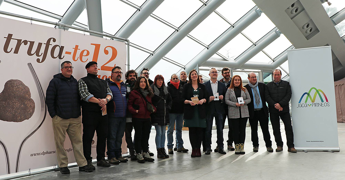 Más de 12.000 tapas elaboradas por once restaurantes de la Jacetania se darán cita el viernes 8 de febrero el hall del Pabellón de Hielo de Jaca, para celebrar la duodécima edición de Trufa-té, la fiesta de la trufa negra en el Alto Aragón. Tras Trufa-té este hongo que es considerado el diamante de la cocina, seguirá siendo este el protagonista de la gastronomía jacetana pues del 8 al 17 de febrero se celebran las VI jornadas gastronómicas de la trufa en los restaurantes de la comarca.