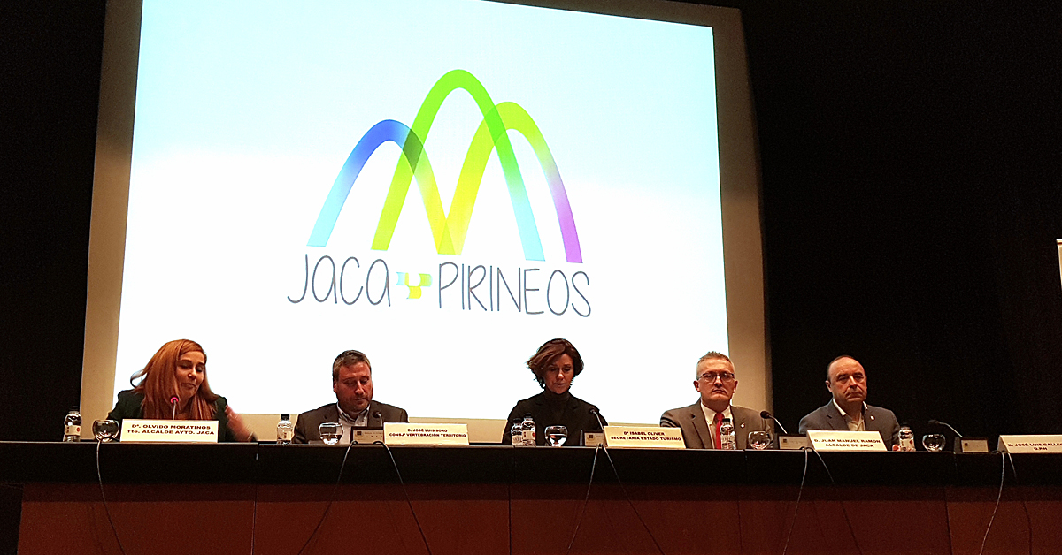 La jornada de trabajo acerca de la iniciativa "Smart Mountain Destination Jaca-Provincia de Huesca" que se desarrolló esta semana en Jaca, contó con la presencia de representantes de todas las instituciones implicadas —Ayuntamiento, DPH, Gobierno de Aragón y Gobierno central, en la persona de la secretaria de Estado de Turismo, Isabel Oliver— así como un centenar de representantes del tejido asociativo y empresarial de la ciudad que participaron activamente en los talleres. Benasque y Formigal, serán otros de los lugares dónde se implantarán estas mismas tecnologías. 