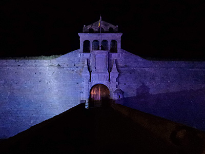 La Ciudadela de Jaca, el Monumento al Quebrantahuesos de Sabiñánigo y el Ayuntamiento así como la fuente de la plaza de Biescas se vestirán hoy de azul para colaborar con el Día Mundial de Concienciación sobre el Autismo. Además, en Aragón han confirmado también su participación el Castillo de Montearagón y la sede de Bodegas Sommos.