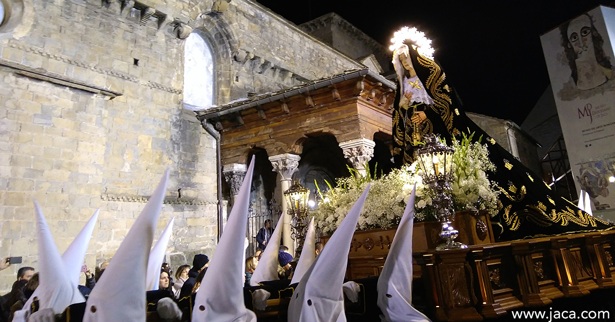 Las nueve cofradías y hermandades de la Semana Santa de Jaca tienen todo listo para recuperar esta cita imprescindible. Las procesiones de Jaca, Fiesta de Interés Turístico de Aragón, recorrerán las calles del casco histórico tras dos años de parón por la covid. Sobriedad y belleza en sus pasos, algunos de ellos con más de 100 años de antigüedad... 