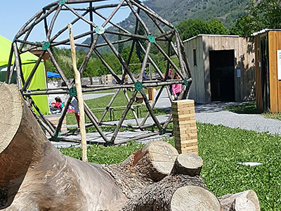 Asimismo, se ha previsto un programa de actividades complementario, que comenzará este sábado 13 de abril con la visita de un técnico del Parque Nacional de los Pirineos que ofrecerá una charla, con kit educativo para al actividad, para contarnos más sobre las cabras montesas, que se habrán reintroducido unos días antes en Accous. Las actividades seguirán el 5 de mayo con un torneo familiar, el 25 con un taller de grafiti con motivo dedicado del Día de las Artes y juegos cooperativos el 30 de junio.