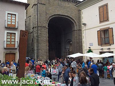 Los libreros, biblioteca y floristerías se trasladarán este martes , 23 de abril, a la plaza de San Pedro —junto a la catedral—  para celebrar la festividad de San Jorge, de 10 a 21 horas. 