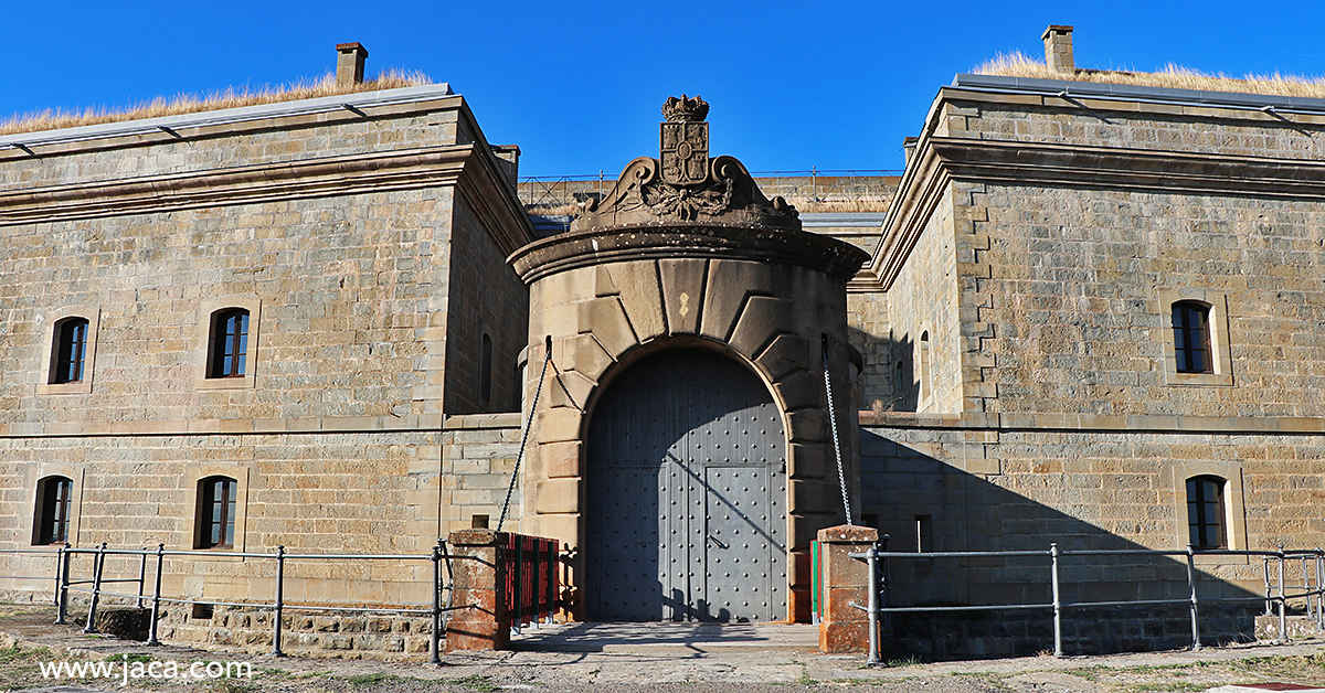 Durante las vacaciones de Semana Santa y los puentes y fines de semana de mayo y junio tendremos, de nuevo, la oportunidad de visitar el interior del Fuerte de Rapitán de Jaca, a través del programa de visitas guiadas que arranca este próximo sábado.