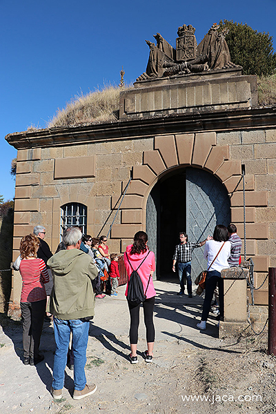 El programa piloto que se realizó en otoño de 2018 puso de relieve el interés que suscita el Fuerte de Rapitán, cerrado durante más de una década a las visitas. Todos aquellos que pudieron recorrerlo, disfrutaron de las espléndidas vistas desde su terraza, recorrieron el foso interior y alguna de sus galerías, visitaron las estancias aún habilitadas y pudieron conocer diversos aspectos de su papel en la historia más reciente... incluso los más pequeños pudieron buscar el "tesoro de Rapitán". 