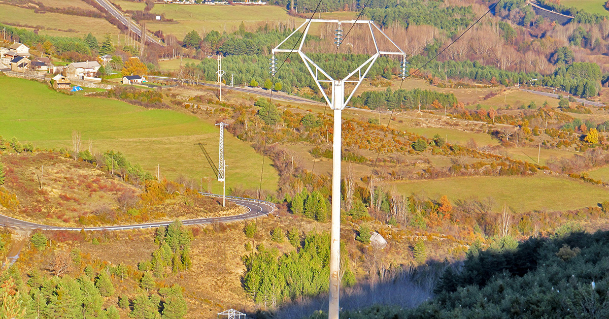 Endesa ha realizado una inversión de 100.000 euros para instalar nuevos sistemas de protección, control y telemando en la red de distribución que suministra energía a las localidades jacetanas de Barós, Bernués y Martillué.