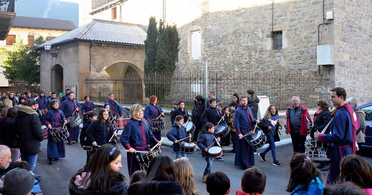 La Banda de Tambores y Bombos de Villanúa será la encargada de poner la “banda sonora” a estas jornadas festivas. La agrupación, integrada por vecinos de la localidad, realizó una primera actuación el Domingo de Ramos y el jueves los sones y toques propios de estas fechas volverán a resonar en la plaza Mayor a partir de las 20.00 h. 