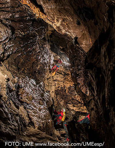 Imagen de archivo de un simulacro realizado recientemente en la Cueva de Las Güixas de Villanúa