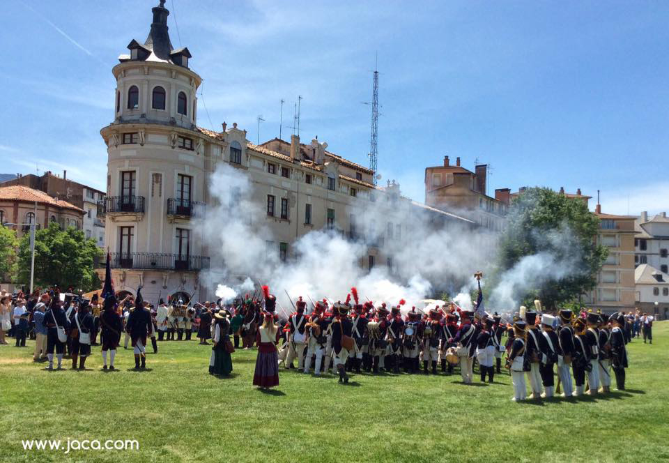 La ciudadela de Jaca viaja el próximo fin de semana, del 11 y 12 de mayo, a principios del siglo XIX con la recreación histórica que representará las batallas entre las tropas españolas y el ejército napoleónico que la había tomado en 1814. En su tercera edición, un campamento de época se instalará en el interior del castillo y los que se acerquen hasta nuestra ciudad podrán trasladarse a la Jaca de hace dos siglos.