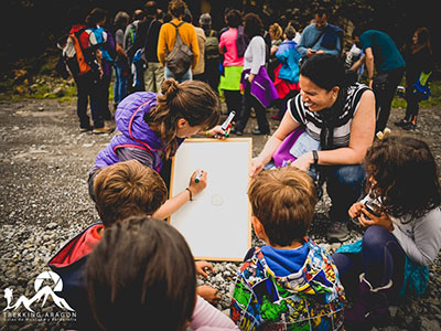 Las actividades comenzarán el viernes 7 de junio, con un taller de geología para niños a partir de 6 años, que con el título «Calcando las huellas del pasado», les enseñará a crear réplicas de pistas fósiles, acercándoles a la fauna del pasado (coste de 3 euros por niño, con inscripción previa: infocuevas@turismovillanua.net)