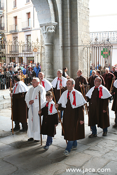 Por la tarde, ya en Jaca, tendrá lugar la recepción de los romeros en el Portal de Monjas y procesión a la catedral con salve, himno y veneración de la Santa Reliquia. Tras la misa y la novena, los Bayladós de Santa Orosia entregarán el chiflo en el Museo Diocesano, conmemorando los cuarenta años de la recuperación del dance por el Grupo Folklórico "Alto Aragón". 