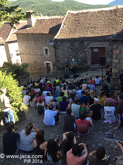 El evento, que rota su sede entre localidades de Los Valles, lleva más de dos décadas trabajando para mostrar la peculiaridad de la cultura de los Pirineos que pervive en ambos lados de la frontera franco-española, y demostrar que hay una continuidad cultural entre ambos países. En esta edición también se entregará el Premio Truco 2019 a Juan Mari Beltrán, investigador, promotor y una de las figuras más importantes de la música popular vasca, reconociendo así su labor en favor de la cultura pirenaica.