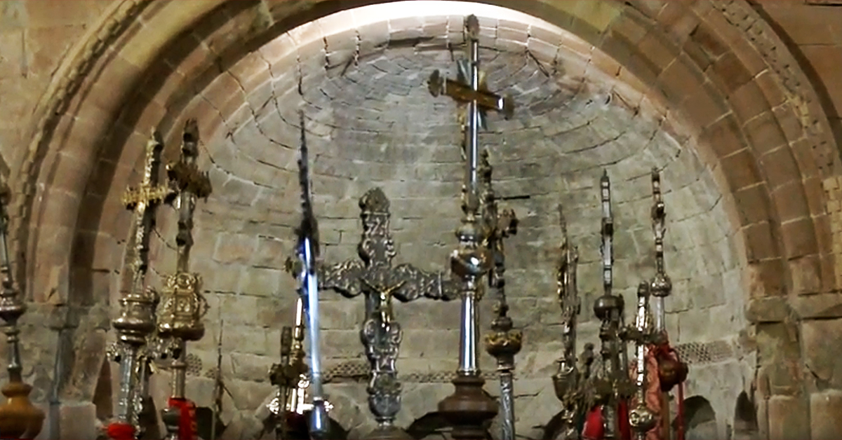 La tradicional romería a la Virgen de la Cueva, en Oroel, con actividades en la ermita y en el Parador reunirá un año más a romeros y cruces el domingo 21. La seguirán San Indalecio, Yebra de Basa (Alto Gállego) y Santa Orosia.