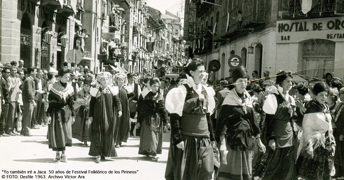 336 páginas con cerca de 500 imágenes, en un libro imprescindible para aquellos que quieran conocer la historia del Festival Folklórico, es el resultado de ocho meses de trabajo, más de 60 entrevistas personales, y un exhaustivo proceso de investigación y consulta llevado a cabo por el periodista y escritor jaqués, Juan Gavasa. El libro, editado por el CIT y a la venta en librerías de Jaca (también online), se presentará este lunes a las 20 h en el Salón de Ciento del Ayuntamiento.