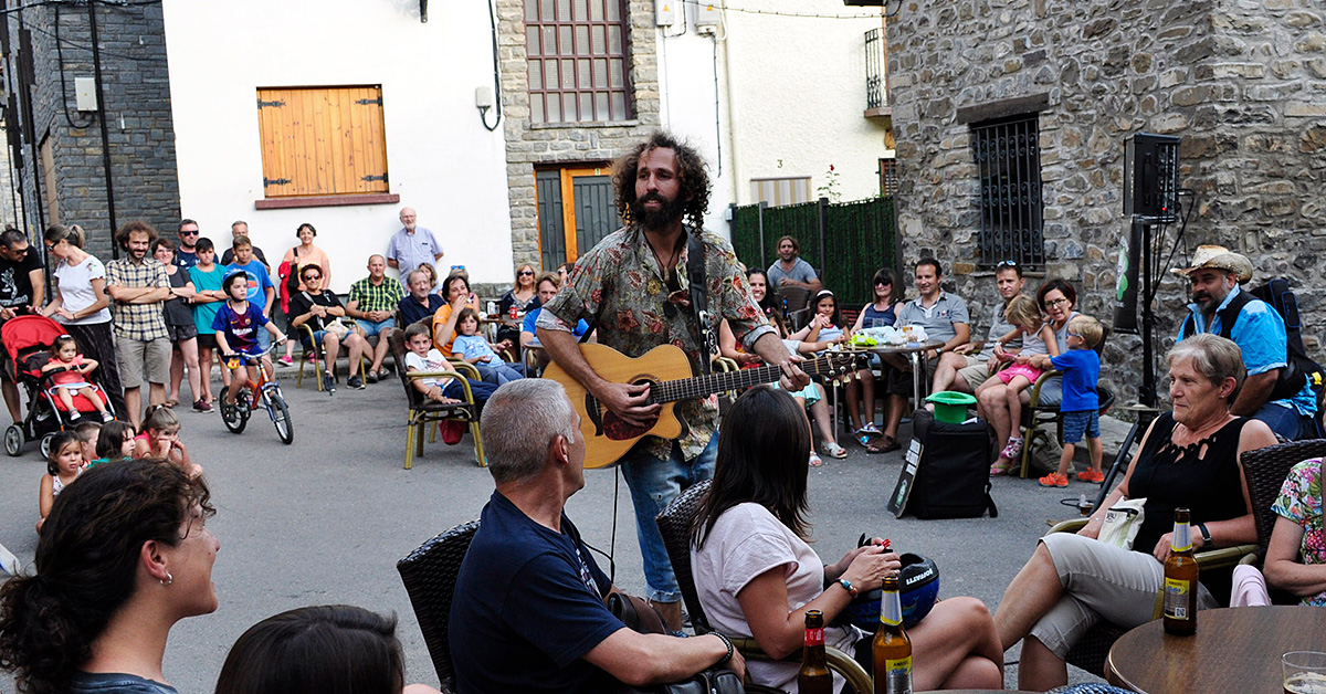 Más de 60 conciertos en directo, gratuitos y al aire libre en el Festival de Música Callejera de Villanúa, del 25 al 28 de julio. El certamen que llega a su décima edición celebra su aniversario reuniendo a algunos de los grupos y solistas favoritos del público de anteriores ediciones.