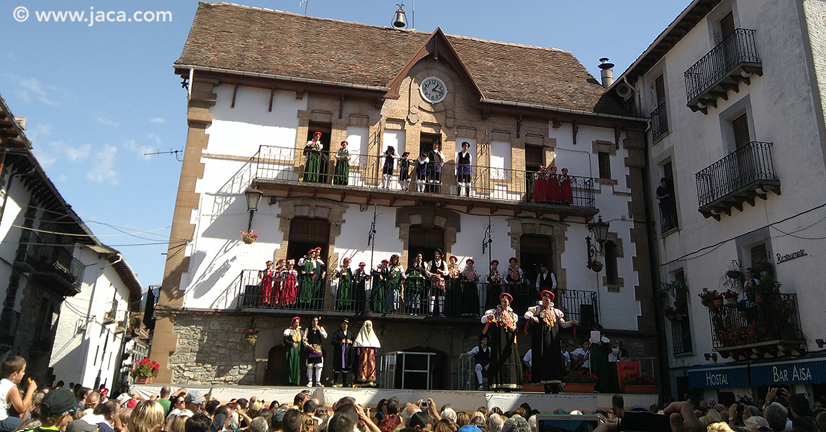 Y el verano de Ansó cuenta con una cita ineludible con la tradición y las costumbres del Pirineo, el "Día del Traje Ansotano" que tendrá lugar el domingo 25 de agosto. La 49 edición, Fiesta de interés turístico Nacional desde 2011, será de nuevo ua jornada festiva alrededor del traje, pero también de las costumbres ansotanas que convierten la localidad de la Jacetania en un etnomuseo al aire libre. A falta del programa oficial, que publicaremos en breve, podéis consultar la información de la edición de 2018 en este enlace.