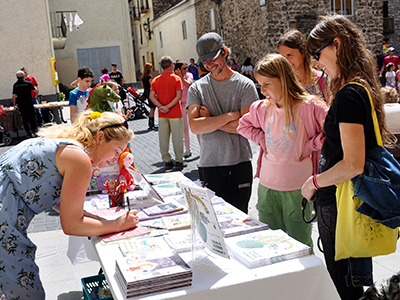 Villanúa tiene el próximo sábado, 17 de agosto, una cita con la cultura, los autores y el mundo de la literatura en general. La localidad celebra su V Feria del Libro, en la que el cómic volverá a tener un protagonismo especial, gracias a la colaboración de la Asociación Aragonesa de Autores de Cómic (AAAC). Pero a lo largo de la jornada habrá actividades para todas las edades y gustos.