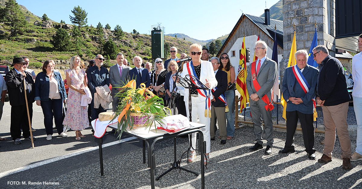 El Ayuntamiento de Jaca y los de Etsaut, Cette-Eygun y Urdós del Valle de Aspe han celebrado esta mañana el reconocimiento de las Mugas en el puerto de Somport y posteriormente han firmado el Tratado de Astún. 