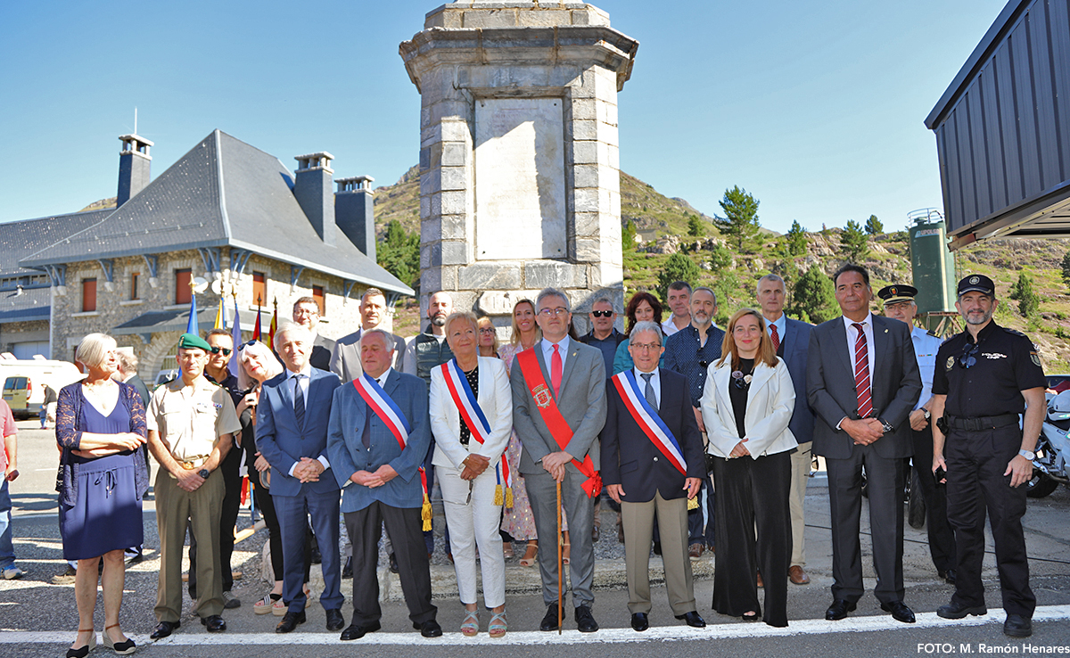 El Tratado de Astún regula las condiciones de utilización de los pastos del puerto de Astún, siendo la más antigua de las menciones de 1131 cuando el rey Alfonso I de Aragón concedió la utilización de los pastos fronterizos de Candanchú, la Raqueta y Espelengué a los monjes del hospital de Santa Cristina de Somport. Durante los tres siglos siguientes, se sucedieron los acuerdos verbales, concesiones de uso y beneplácitos que se interrumpían en caso de conflicto. Hasta que en el siglo XV las tensiones llevaron a enfrentamientos que fueron, finalmente, resueltos mediante diversos tratados.