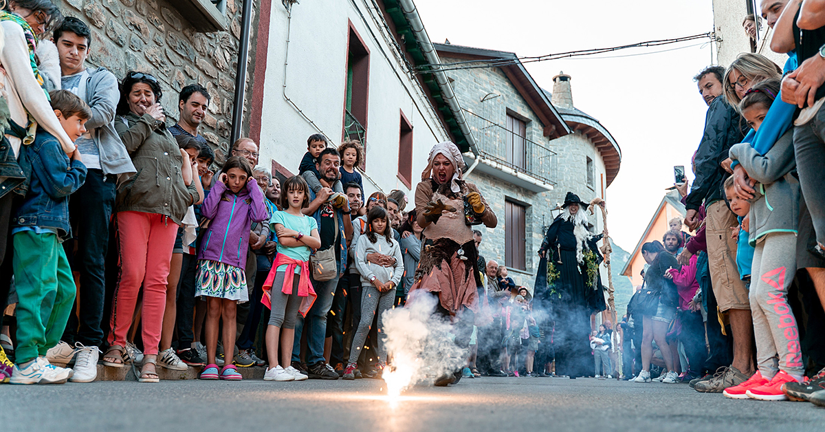 Durante el fin de semana, los habitantes de la cueva abandonarán la gruta y recorrerán las calles de Villanúa, para acercar su historia a todos los vecinos y visitantes de la localidad. El sábado, Peliagudo Arte y Circo realizará un espectacular pasacalles músico-teatral dedicado al "Solsticio de brujas". La caravana partirá a las 20.30 h desde la Oficina de Turismo para recorrer el casco urbano de la localidad. 