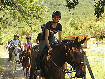 En sus instalaciones (junto al Hotel Charlé) los más pequeños disfrutarán dando un paseo en sus ponis, y podremos recibir clases de equitación o un "bautismo ecuestre" (iniciación). 