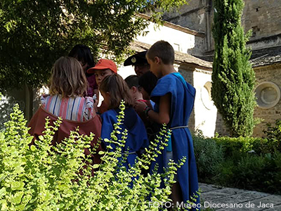 El objetivo principal de estas actividades es dar a conocer a los niños la riqueza patrimonial de la ciudad de Jaca, su catedral y el Museo Diocesano. Para ello, se proponen talleres adaptados a la edad de los asistentes que, mediante actividades didácticas con un enfoque práctico y ameno, buscan proporcionarles algunas nociones acerca de la historia y el arte medieval así como desarrollar su autoexpresión y su creatividad.