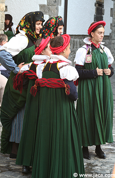 En cada calle y plaza de Ansó nos encontraremos con los preciosos y ricos trajes vestidos por los anotados hasta el siglo pasado. Podremos disfrutar con la escenificación de momentos de la vida tradicional del Pirineo y descubrir –paso a paso– el proceso de vestir uno de estos trajes.